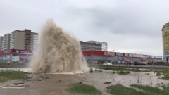 12-метровый фонтан в Караганде: прорвало трубу на центральной магистрали