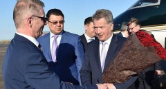 Президент Финляндии прокатился по Астане на роликовых коньках
