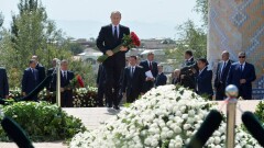 Путин преклонил колено перед могилой Ислама Каримова в Самарканде