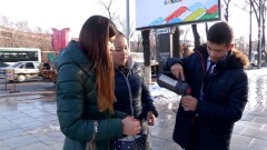 Студенты согревают дворников бесплатным чаем на улицах Шымкента
