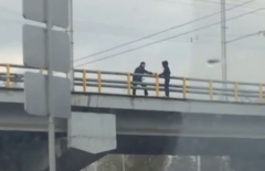 Девушку-самоубийцу спасли в Алматы полицейские