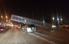 Огромный столб упал на машину у "Астана Арены"