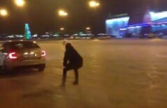 Ледовое дрифт-шоу устроили актюбинцы на парковке супермаркета