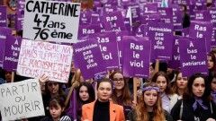В Париже около 50 000 человек вышли на акцию протеста против бытового насилия