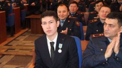 Заслонившего телом беременную женщину в авиакатастрофе парня наградили медалью 