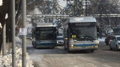 Сломанный автобус простоял почти сутки посреди улицы в Алматы