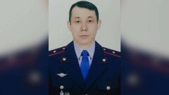 Президент наградил полицейского, прыгнувшего с 13-го этажа, чтобы задержать педофила в Алматы