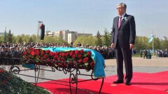 Президент Казахстана возложил цветы к Вечному огню в Нур-Султане