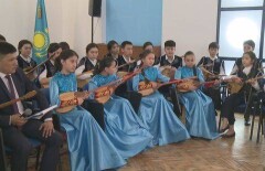 Сто человек одновременно устроили импровизацию на домбыра-party в Усть-Каменогорске