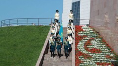 Нурсултан Назарбаев поднял главный флаг страны в Астане