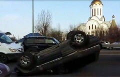 Автомобиль перевернулся в результате ДТП с участием четырёх машин в Алматы