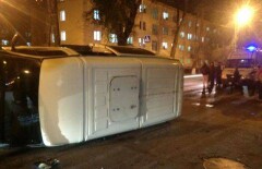 В Алматы в результате ДТП опрокинулась инкассаторская машина