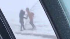 Районный аким призвал не снимать сдуваемых ветром астанчан на видео, а помогать им