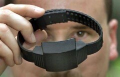 В Казахстане планируют использовать электронные браслеты для подследственных
