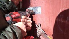 В Караганде сняли замок с двери подъезда, закрытого на карантин