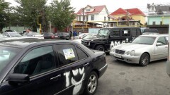 В Алматы десятки владельцев Mercedes устроили акцию для детей-сирот