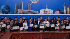 Бахыт Султанов вручил астанчанам 88 жилищных сертификатов по 1 млн тенге