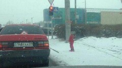 Маленькая девочка, привязанная за шею к столбу, просила милостыню в Караганде