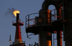 Нефть начала расти в цене после месячного падения