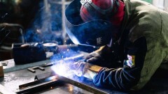 Павлодарлық дәнекерлеуші жәрдемақыға қарап отырмай өз ісін ашты 