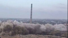 В Шымкенте снесли 200-метровую трубу бывшего завода, в любой момент она могла обрушиться