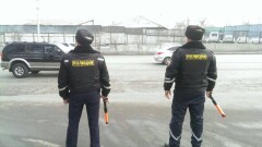 Предысторию сцены из боевика с полицейскими посреди дороги в Атырау рассказали в ДВД