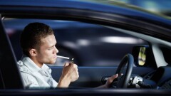 Запретить курение за рулём авто предложили в Казахстане