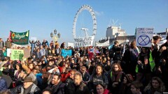Экологические активисты заблокировали пять мостов Лондона