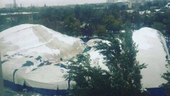 В Шымкенте под тяжестью снега провалилась крыша дельфинария