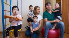 Родителям четверняшек в Астане обещали квартиру. Прошло два года – жилья нет