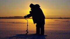 Актюбинские рыбаки выходят на тонкий лёд, игнорируя запрет спасателей
