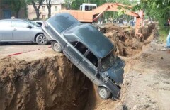 В Павлодаре машина свалилась в двухметровую траншею