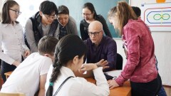 Фотограф из Франции учит снимать слабовидящих детей в Караганде