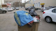 В Костанае флаг Казахстана выбросили в мусорный контейнер
