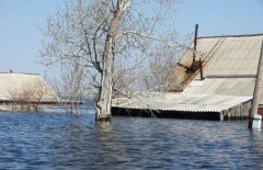 Талая вода по крыши затопила посёлок в Костанайской области