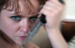 В Актау девушка на спор пырнула мужчину ножом