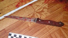Мужчина пытался зарезать себя в центре Атырау