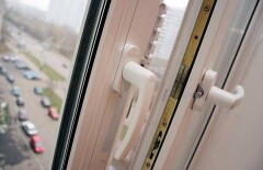 В ВКО пьяная девушка выпала из окна пятого этажа