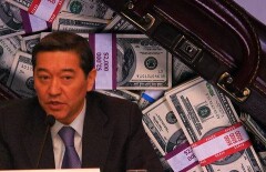 Нужно быть идиотом, чтобы привезти баулы с деньгами домой - Серик Ахметов