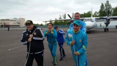 Серик Сапиев с друзьями протащил на верёвке самолёт в поддержку олимпийцев
