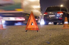 ДТП в Алматы: мужчине сломали обе ноги, зажав его между авто