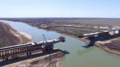 Строительство моста из бетона, но без опор показали Сагинтаеву в Атырауской области