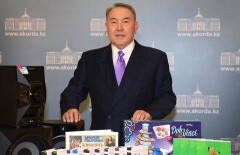 Нурсултан Назарбаев примерил роль Деда Мороза 