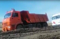 В непролазной грязи застряли машины на трассе Алматы-Усть-Каменогорск