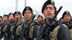 Вертолёты выстроились в цифру 25 в небе над Астаной