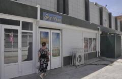 В магазине Актау клиента раздели догола и выгнали на улицу