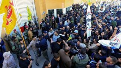 Протестующие штурмовали посольство США в Багдаде 