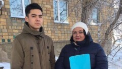 Контролёр прорубил перегородку балкона, спасая детей от пожара в Караганде