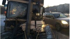 Пассажирский автобус врезался в светофорный столб в Астане 