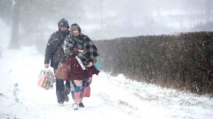 Стихия в Великобритании: трое человек погибли, закрыты школы, остановлены поезда